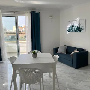 Apartament With Patio Overlooking Piazza, Gzira